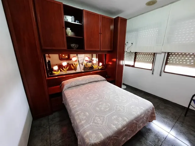 Casa esquinera, de 3 dormitorios, terraza, azotea. Dispone de 2 locales comenrciales. MUY CÉNTRICA — 19
