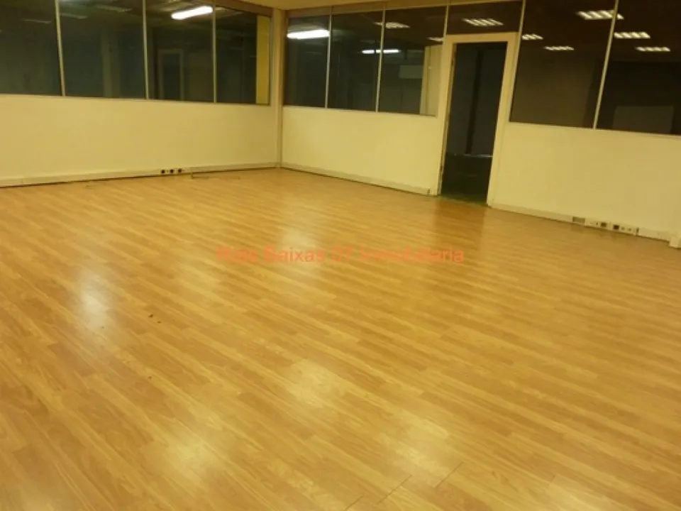 REF 4258 LOCAL 950m2 ESQUINA DOS CALLES CON PARKING 9 VEHICULOS ,OFICINAS,BAÑOS Y VESTUARIOS VIGO