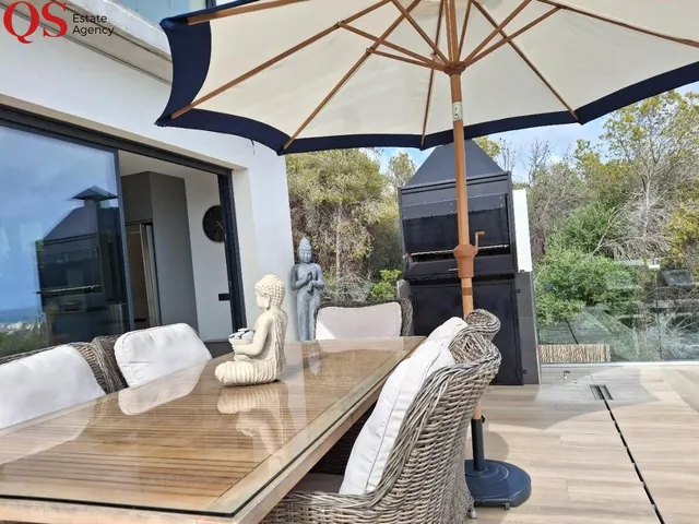 Villa contemporánea con piscina y vistas panorámicas al mar en Cunit — 15