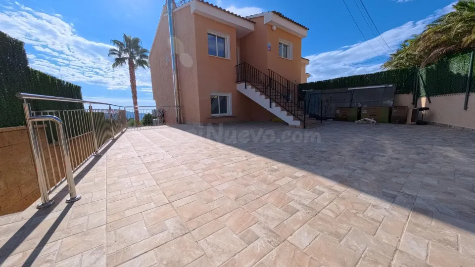 Adosado de esquina con 3 dormitiorios, piscina propia y vista al mar