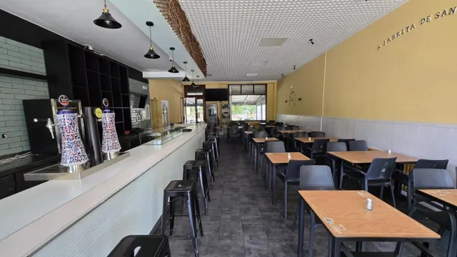 Único Activo de Hostelería con Parking Privado y Terraza lit - foto 5