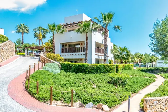 🏌️♂️ Las Colinas Golf – Apartamento de esquina de 3 dormito