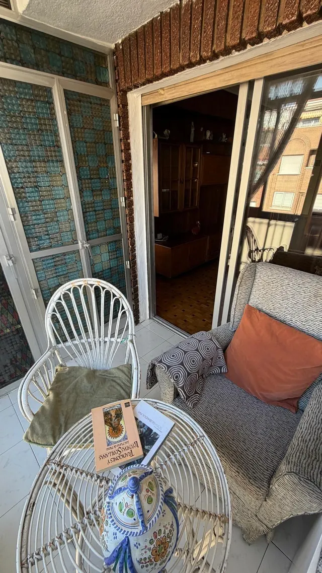 Oportunidad en calle alcala, piso de 3 dormitorios, 2 salones, 2 baños, terraza y ascensor. — 7