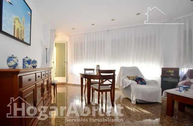 ¡LUZ A RAUDALES! AMPLIO, ALTO Y ESQUINERO CON BALCÓN Y DOS P