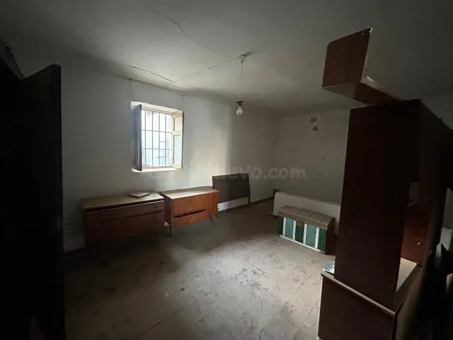 CASA DE 260 M2 PARA REFORMAR CON TERRENO Y CORRALES EN TEBA - foto 3