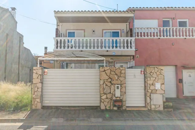 Casa adosada impecable de 4 dormitorios, placas solares y excelente ubicación en Empuriabrava. — 3