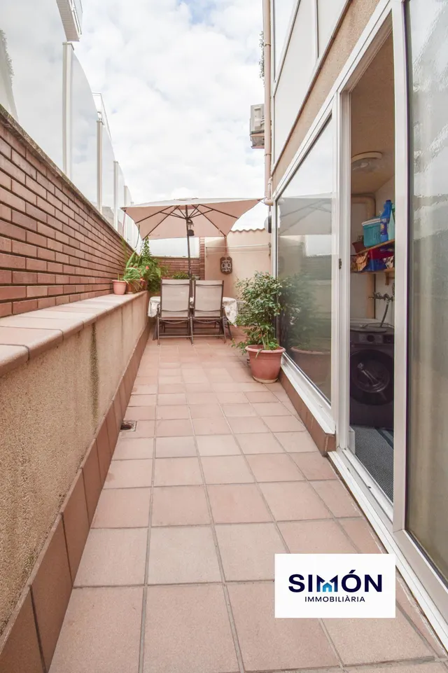 ¡FANTÁSTICA OPORTUNIDAD EN SANTPEDOR! Piso de 3 habitaciones dobles, con balcón y terraza. — 50