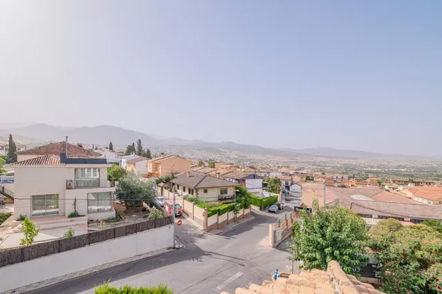 Chalet independiente en esquina en una zona muy buena de Huétor Vega — 48