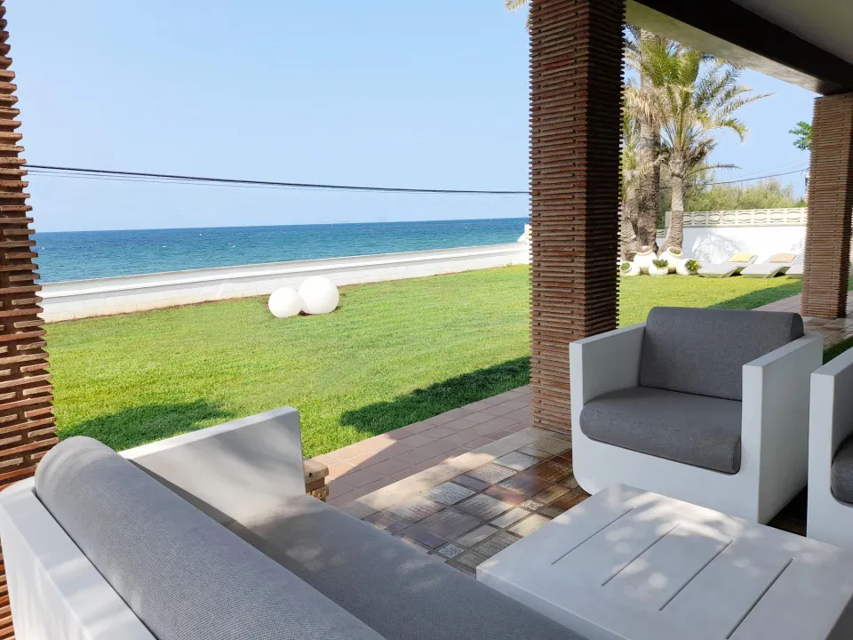 Moderna villa en primerísima línea de playa