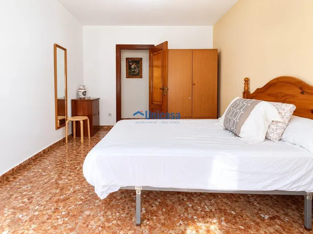 CHALET INDEPENDIENTE · 2 VIVIENDAS · PARCELA DE 422 M2 — 18