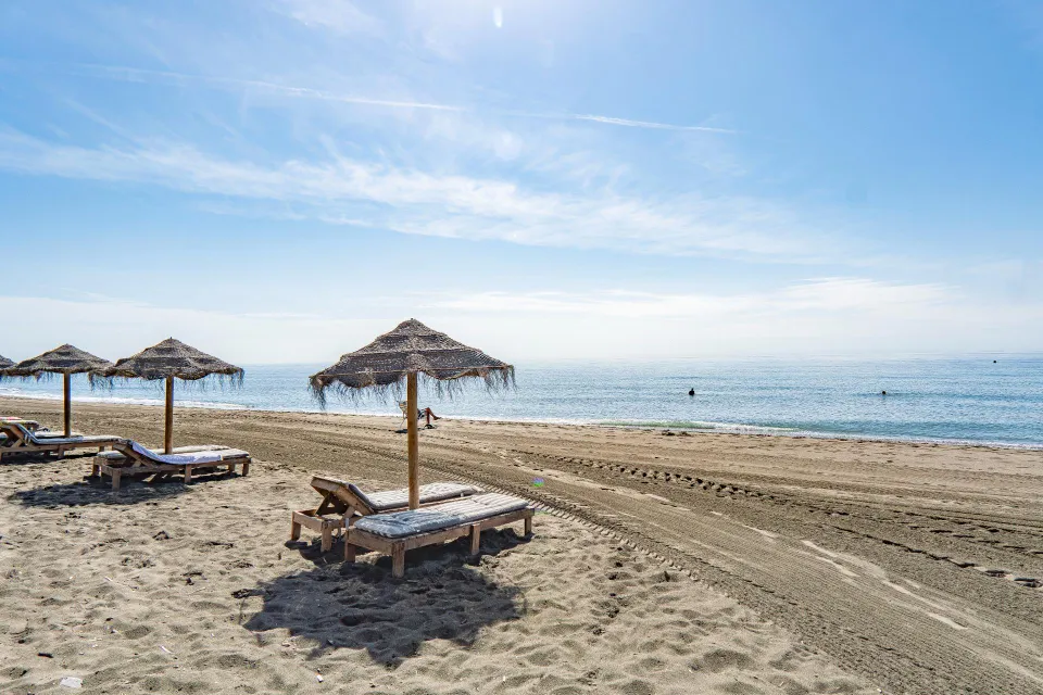 Alquiler de temporada. Primera línea de playa: piso con vistas al mar y maravilloso jardín.