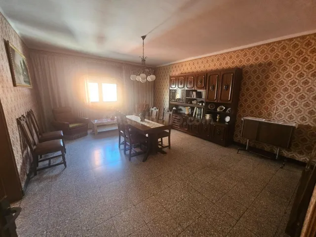 Gran casa de 460 m2 con garaje, oficina y dos accesos en Ros - foto 2