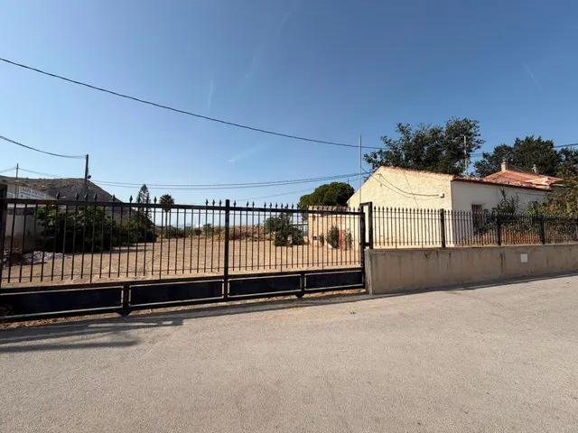 Casa con terreno en Orihuela - Oportunidad de Inversión a €1
