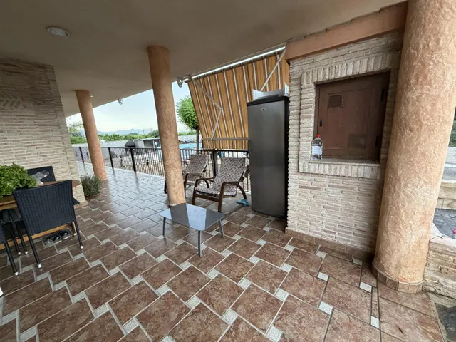 Chalet independiente con 400 m2 construidos, gran parcela y garaje — 45