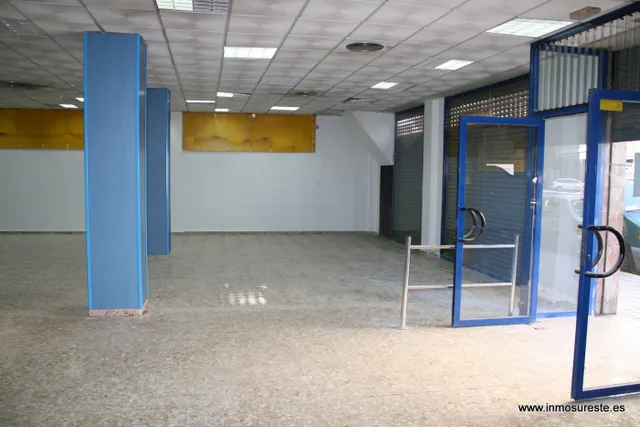 ¡¡ OPORTUNIDAD DE NEGOCIO !! Amplio local comercial en venta, 270 m2. de superficie en el centro de Orihuela. — 2
