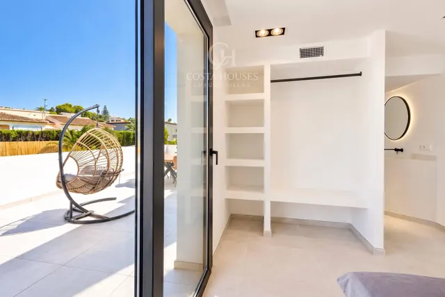 Villa arbela · luz, vida exterior y vistas abiertas al montgo en javea — 25