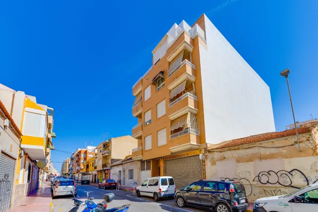 Amplio piso con 4 dormitorios, terraza y garaje en el centro de Torrevieja — 45