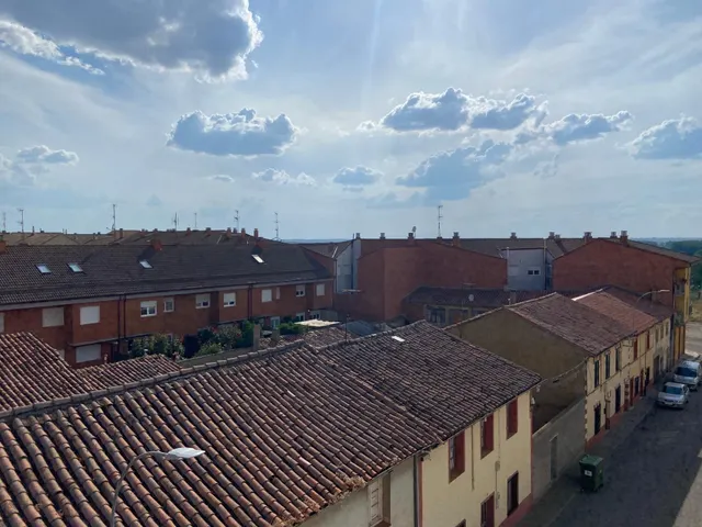 SE VENDE DÚPLEX AMUEBLADO. COCINA, SALÓN, 3 HAB., 2 BAÑOS, TRASTERO Y PLAZA DE GARAJE. — 23