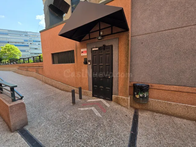 Amplio piso de 157 m2 con terraza, garaje y vistas al Retiro en Jerónimos — 41