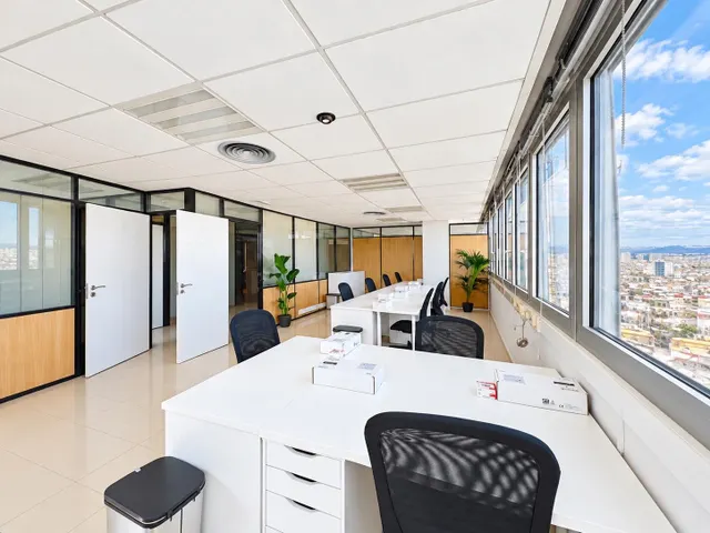 Oficina reformada en la 10.ª planta – Drassanes, Barcelona — 7