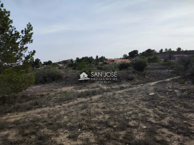 SE VENDE TERRENO EN ASPE. ZONA BIEN COMUNICADA — 10