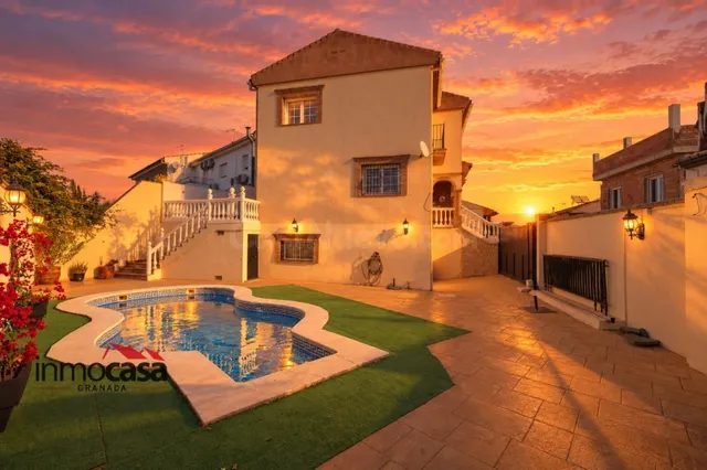 ESPECTACULAR VIVIENDA PAREADA CON PISCINA Y AMPLIO PATIO EN  - foto 2