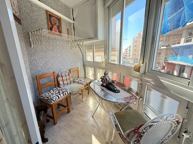 Apartamento en esquina de 2 dormitorios a 500 m de las piscinas naturales en Torrevieja!!! — 11