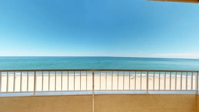 El Perelló, Valencia | primera línea de playa, tres dormitorios y balcón con vistas al mar. — 18