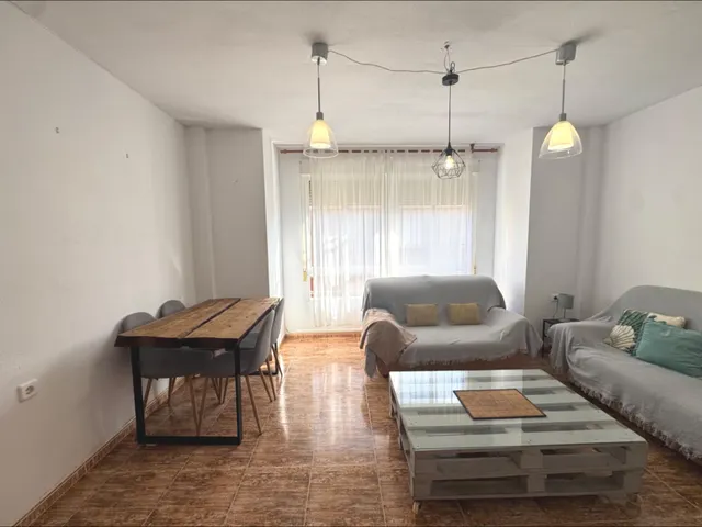 Casa con amplia cochera, terraza y patio. - foto 4