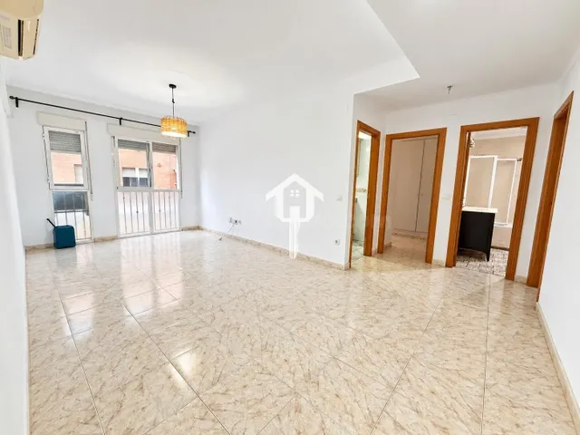 PISO EN VENTA EN ALICANTE. ZONA DE LA FLORIDA. 79m2, 2 habitaciones, 1 BAÑO, AMPLIO PATIO, PRIMERA PLANTA CON ASCENSOR. — 3