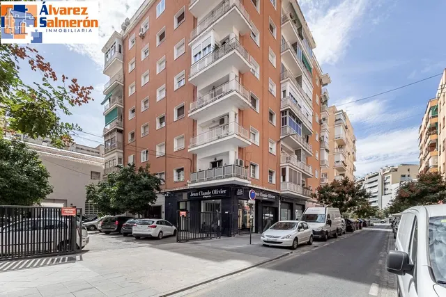 PISO JUNTO A HIPERCOR · ÚLTIMA PLANTA · MUCHA LUZ · ASCENSOR · METRO — 25