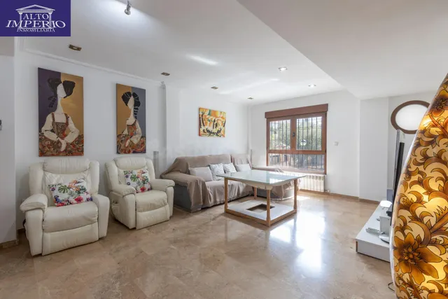 ADOSADA CON 4 DORMITORIOS, AMPLIAS TERRAZAS Y VISTAS A GRANA - foto 3