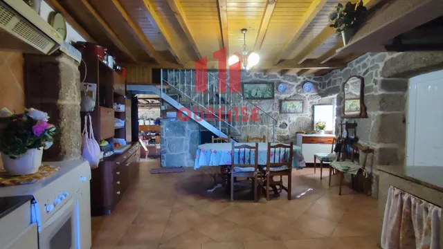 CASA DE PIEDRA CON PATIO Y TERRAZA CON BUENAS VISTAS EN LA ZONA DE CASTRELO. — 4