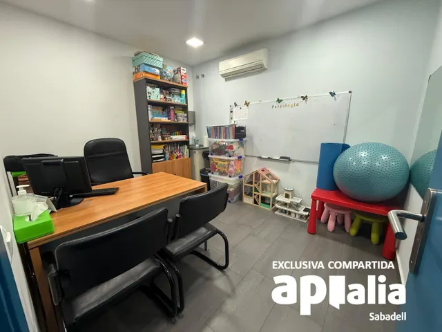LOCAL COMERCIAL EN BARBERRÀ DEL VALLÉS — 28