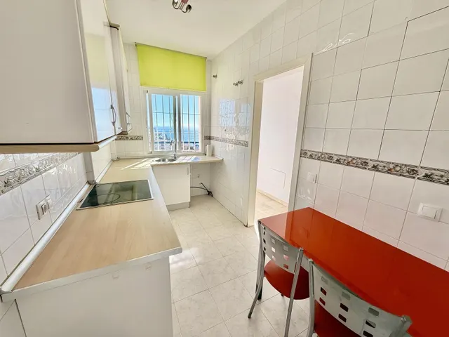Ático dúplex de dos dormitorios con vistas al mar en Benalmádena, Costa del Sol — 10