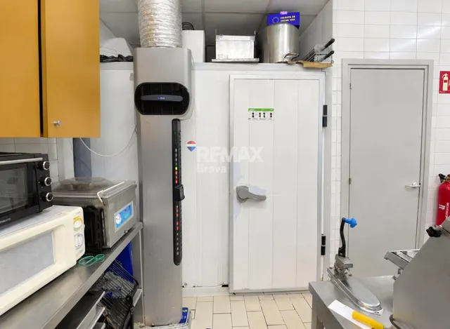 Oportunidad Única: Local comercial. Rostisseria equipada en Venta en Flaçà, Girona. A un paso de la Estación de Tren. — 15