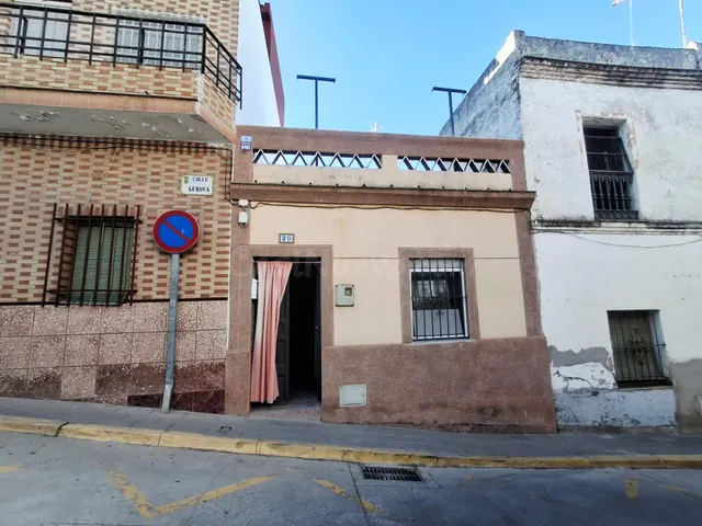 CASA CON PATIO Y 52 M2 DE AZOTEA PARA REFORMAR EN CAMAS - foto 3