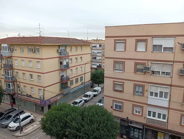 Piso en 4ª planta de tres dormitorios totalmente reformado y - foto 2