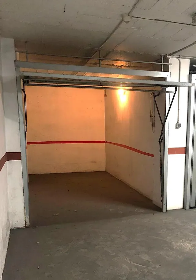 Plaza de garaje cerrada en zona murillo — 3