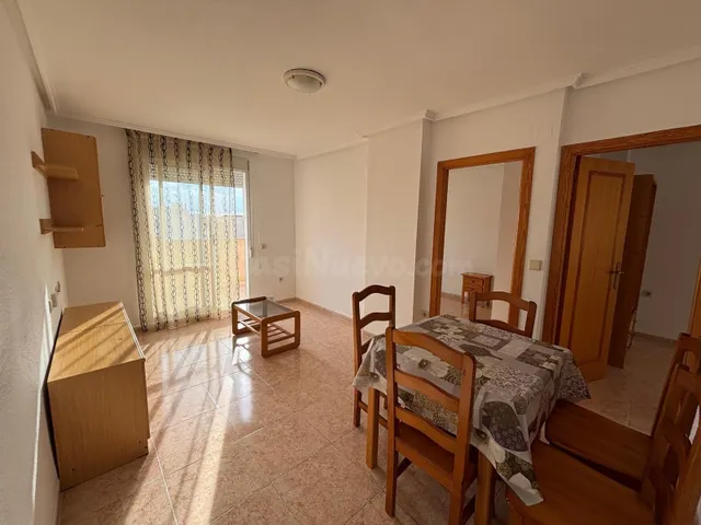 Ático de 2 dormitorios y 2 baños con piscina y parking a 550
