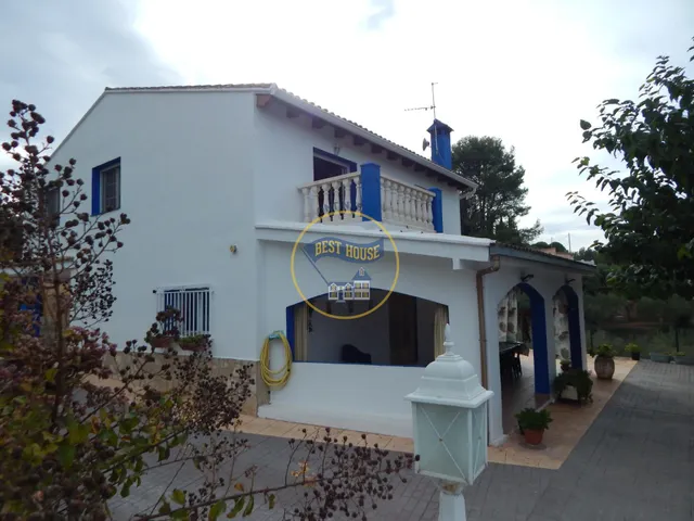 OPORTUNIDAD AMPLIO CHALET CON PISCINA MUY PRÓXIMO A LA POBLACION DE ONTINYENT — 46