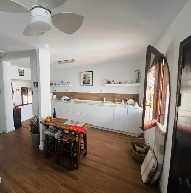 PAREADO EN VENTA EN LA COLINA A UN PASO DE LA PLAYA. — 17