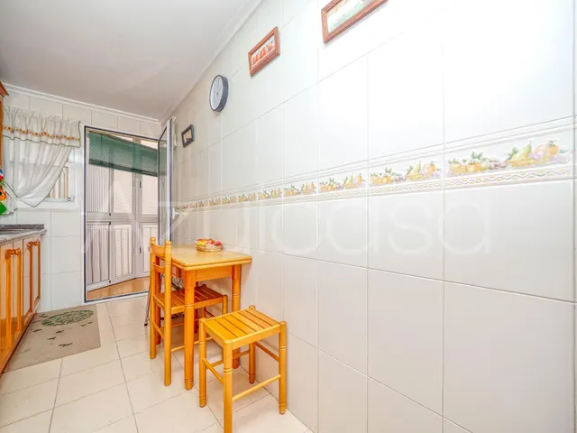 Piso en venta de 4 dormitorios y 2 baños completos con garaje Junto al Mercado Central de Alicante — 32