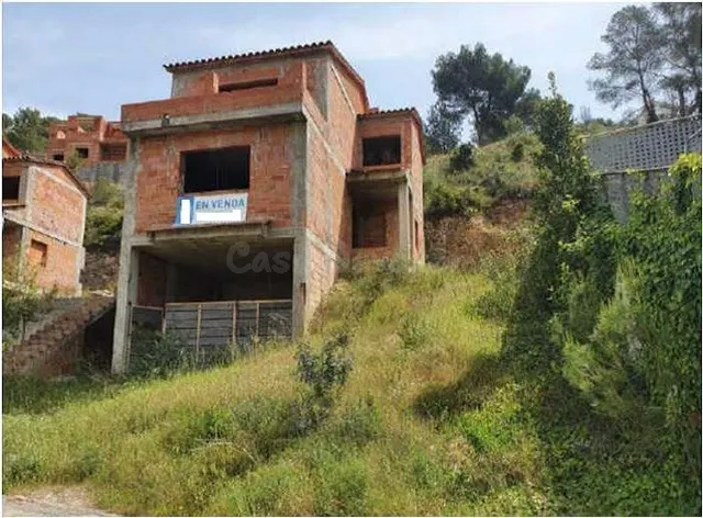 Cuatro casas en contrucción.