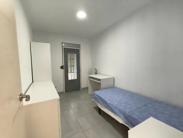 Piso de 72m2 útiles. Distribuido en tres dormitorios, salón, cocina y baño — 11