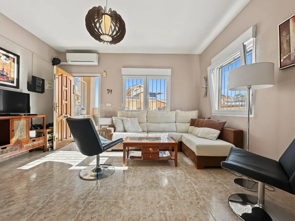 Bungalow de 2 dormitorios 2 baños en lomas de don juan (Orihuela Costa)