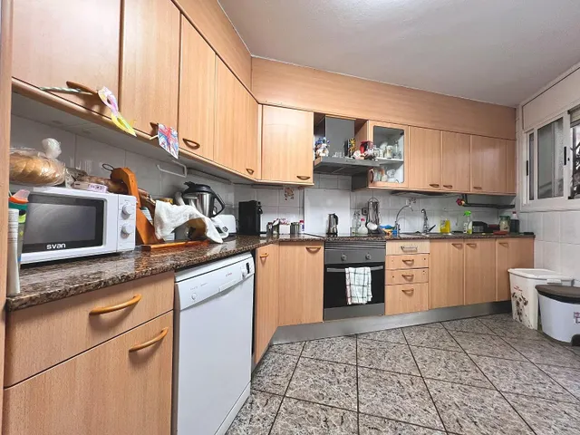 Vivienda luminosa con garaje privado y terraza en una tranquila calle de Gavà — 3