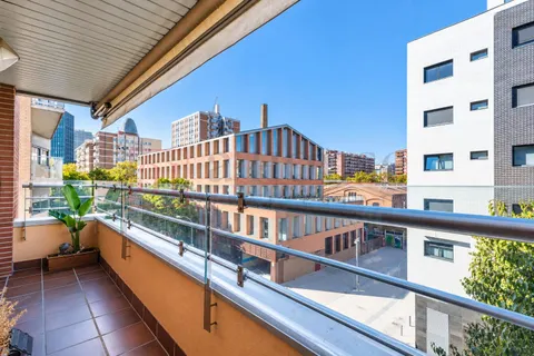 PISO DE OBRA SEMINUEVA EN POBLENOU