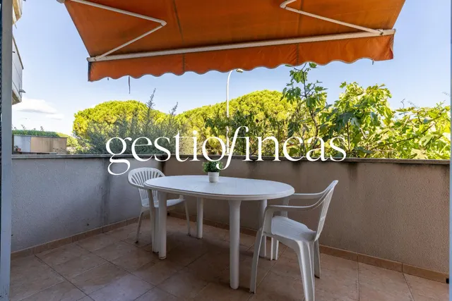Espectacular bajo con gran jardín privado, piscina y parking a 5 minutos del mar — 21