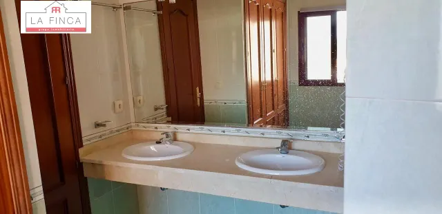 Increíble apartamento frente a la playa con parking, piscina y zona de spa — 9